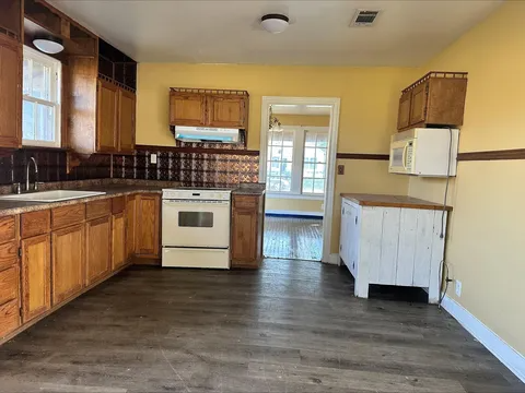 406 Dayton St - Photo 5 of 10