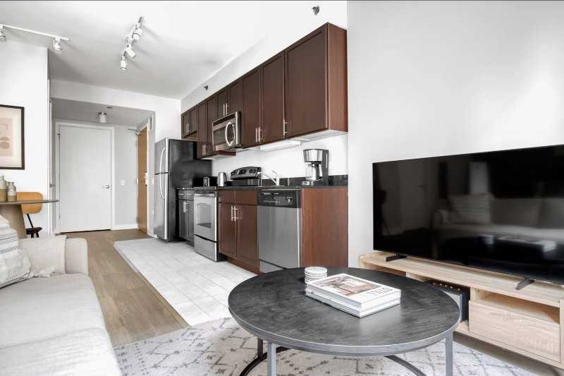 198 N Wells St - Photo 3 of 13