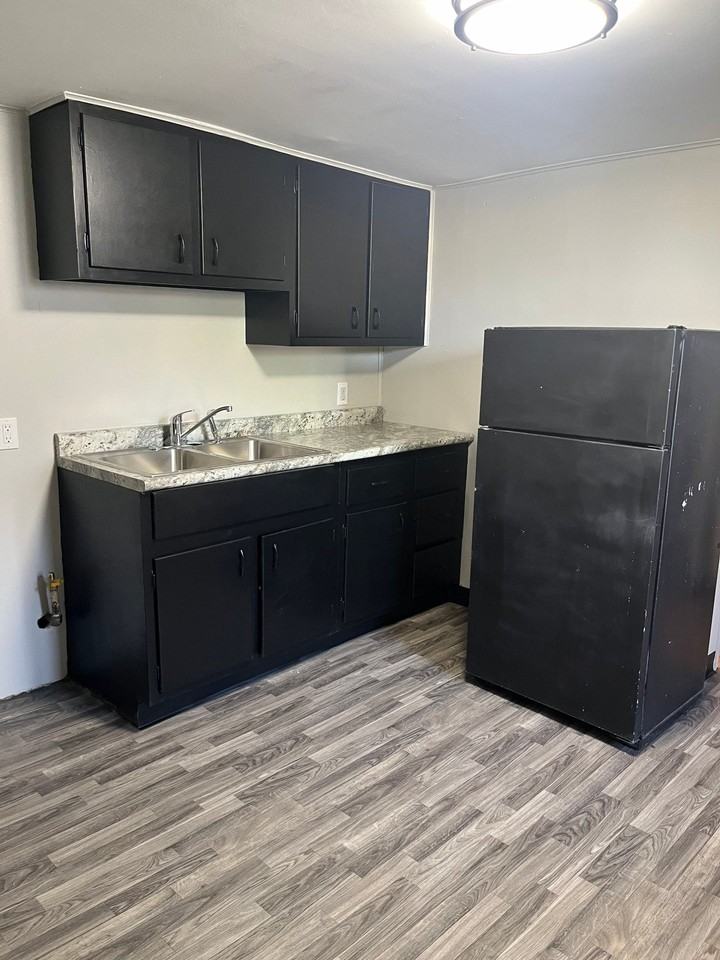 1508 W 14th St #4 - Photo 3 of 11