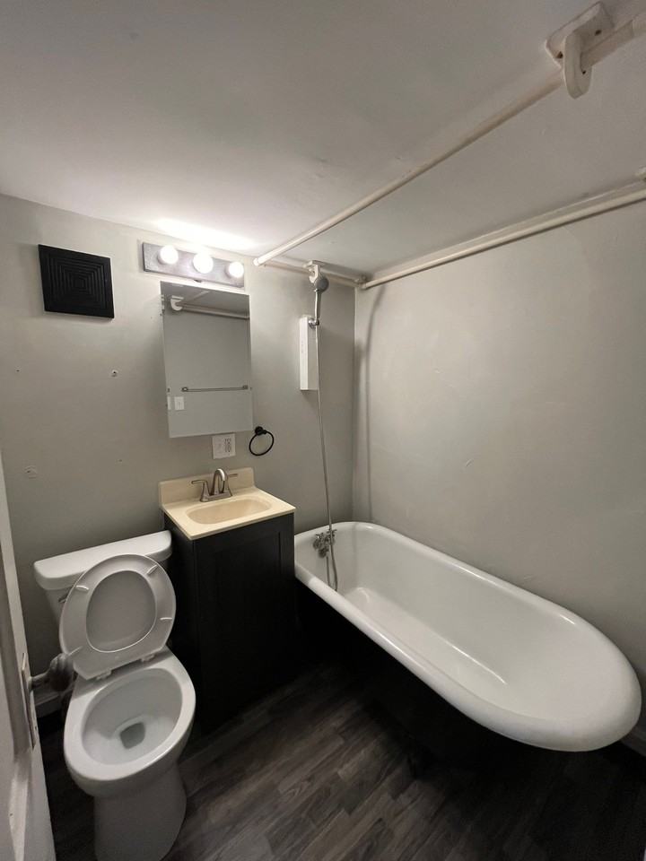 1508 W 14th St #4 - Photo 4 of 11