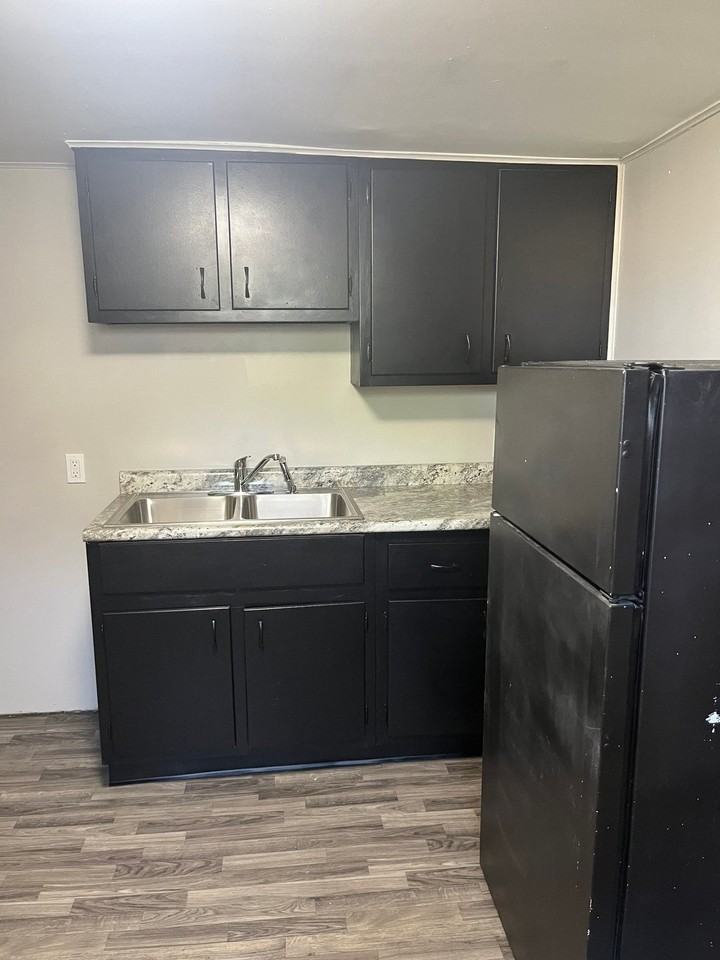 1508 W 14th St #4 - Photo 5 of 11