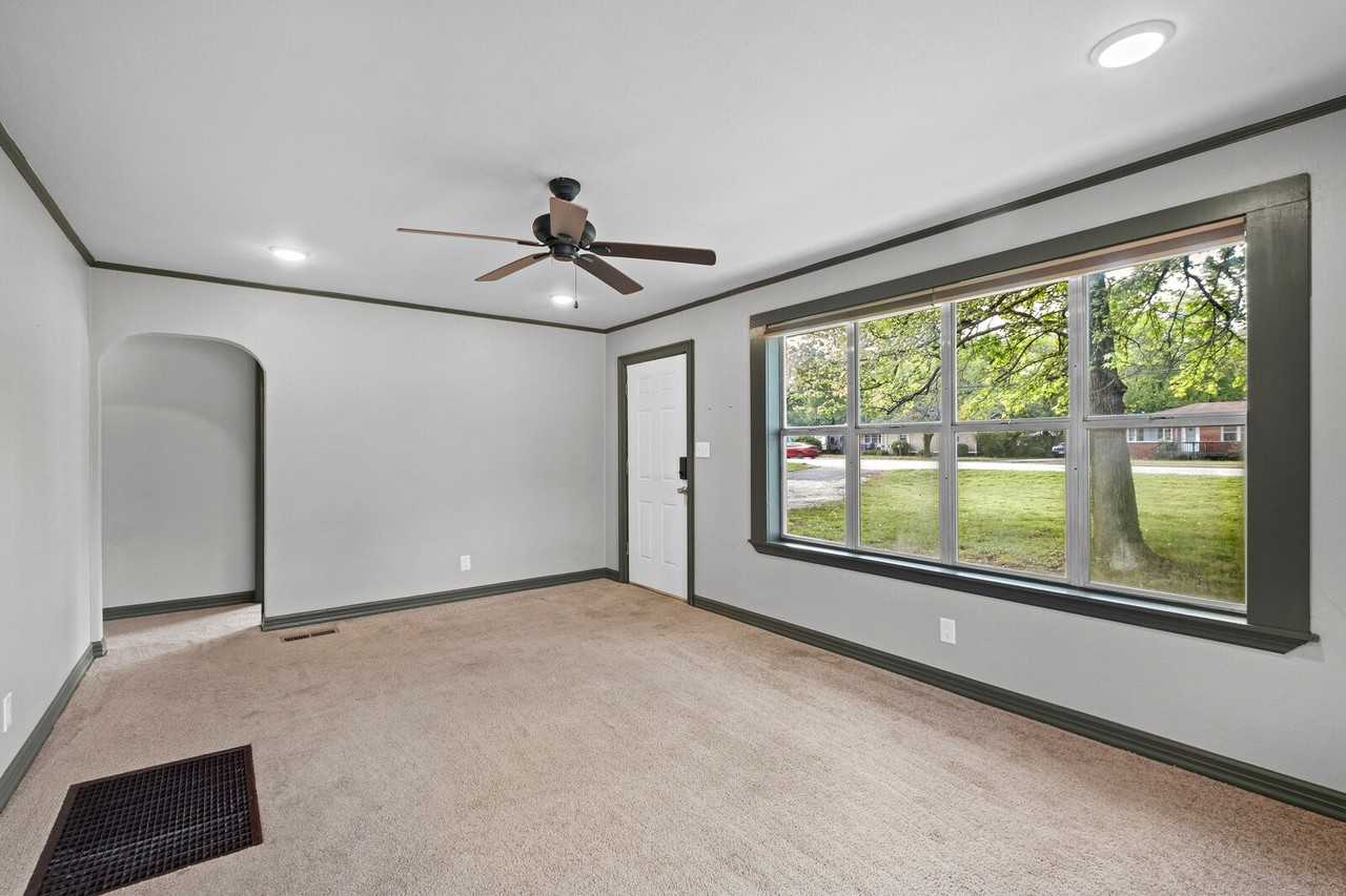 2228 W Wedington Dr - Photo 4 of 20