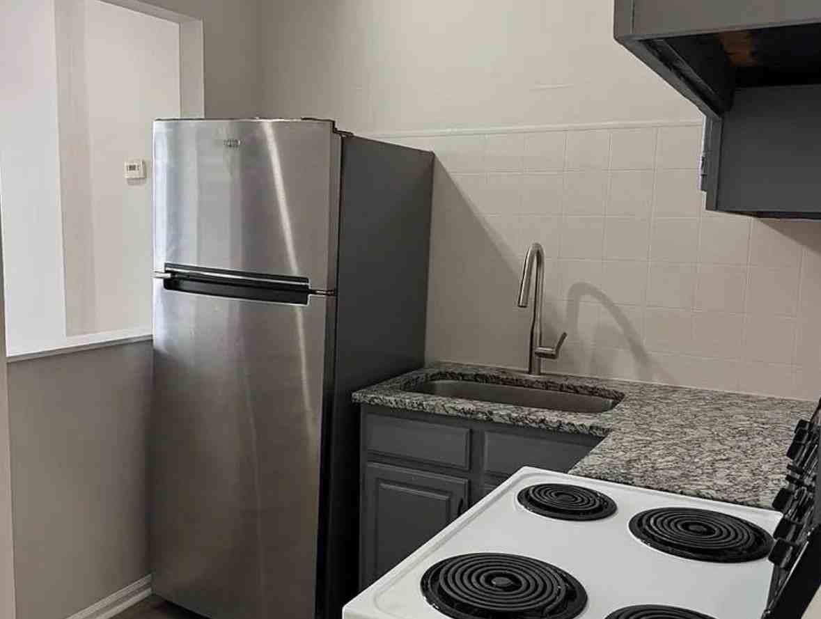 731 W 4th St #A - Photo 2 of 10