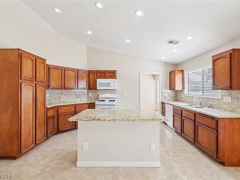 582 Kavanagh Pl - Photo 7 of 8