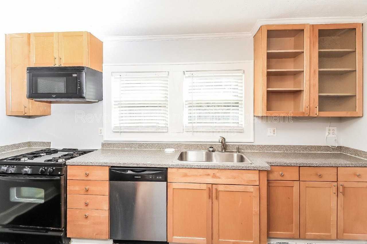 370 Haas Ave Se - Photo 5 of 11