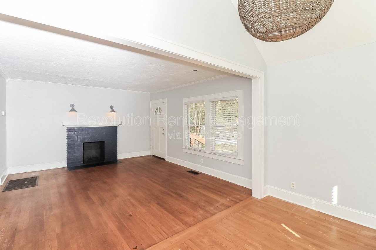 370 Haas Ave Se - Photo 6 of 11