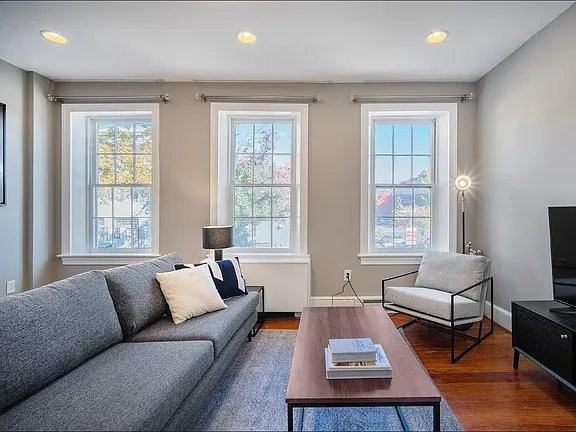 333 C St Se #2 - Photo 2 of 10