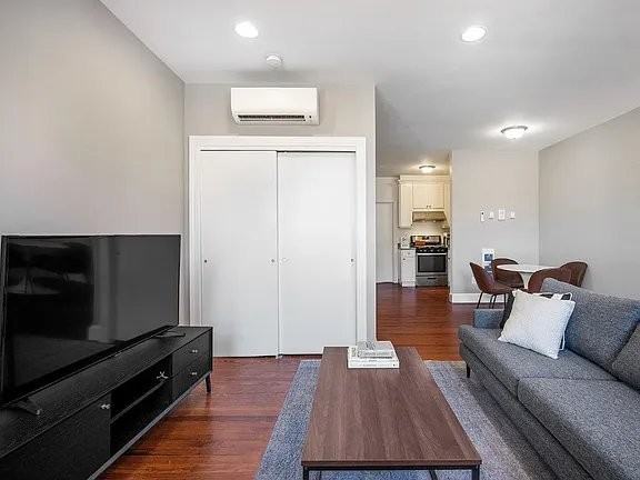 333 C St Se #2 - Photo 3 of 10