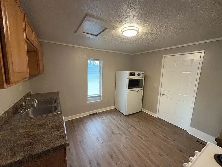 1233 Williams St - Photo 2 of 10