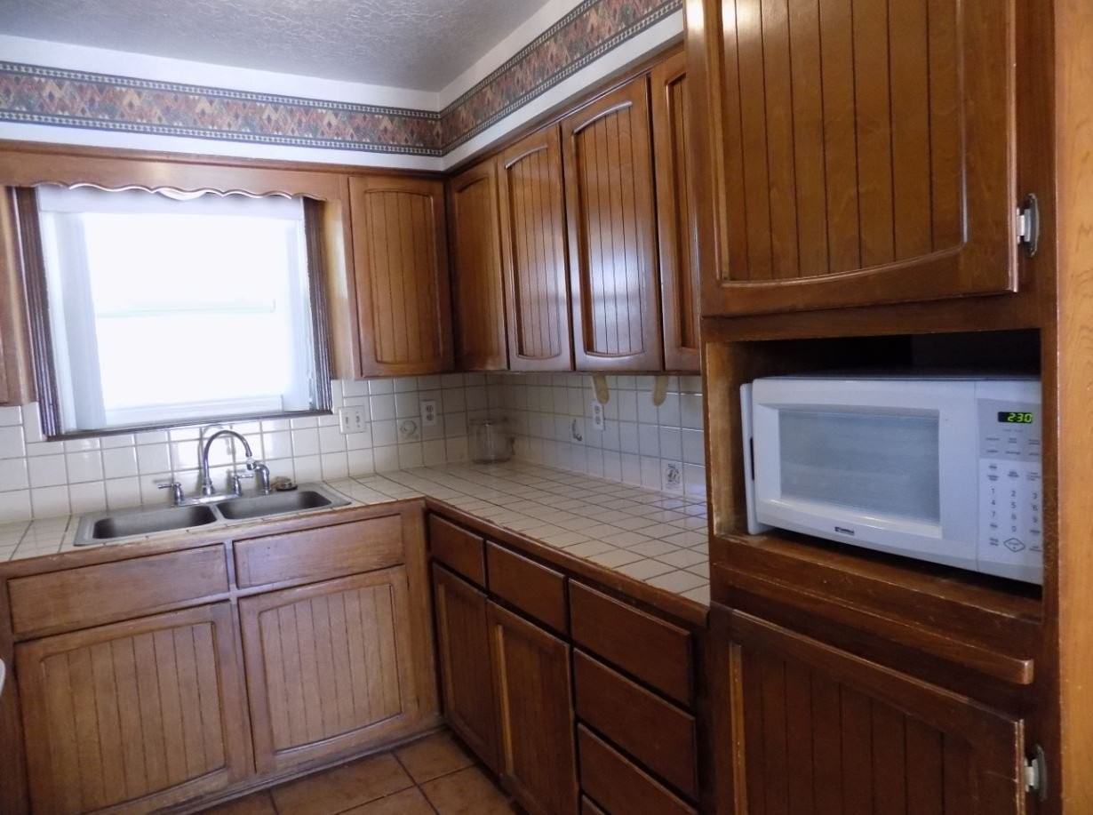 506 Laura Ct - Photo 3 of 9