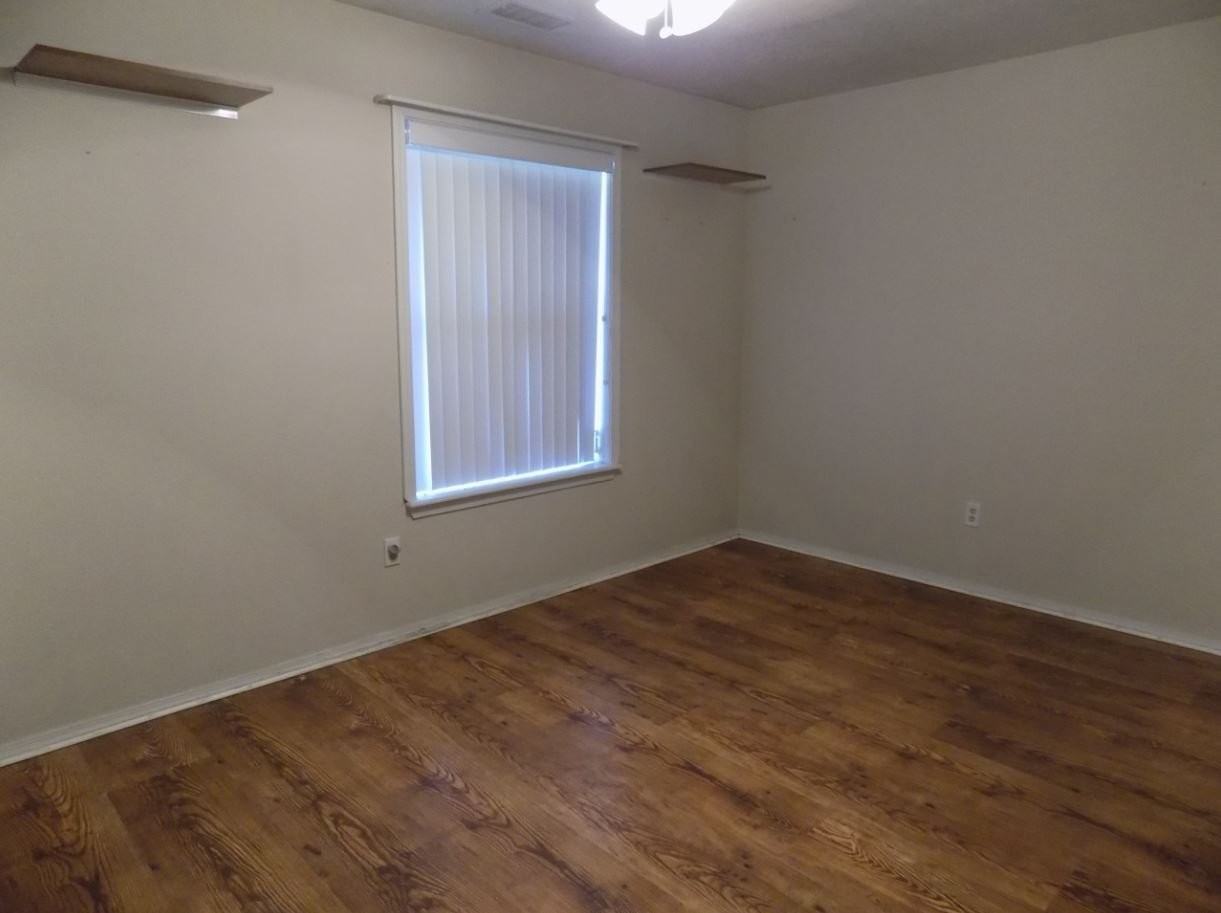 506 Laura Ct - Photo 4 of 9