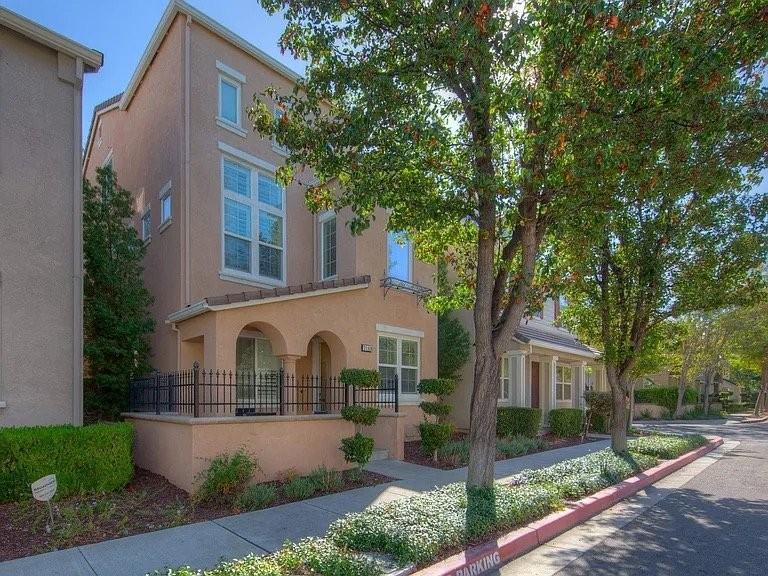 2168 Wellington Dr - Photo 2 of 17