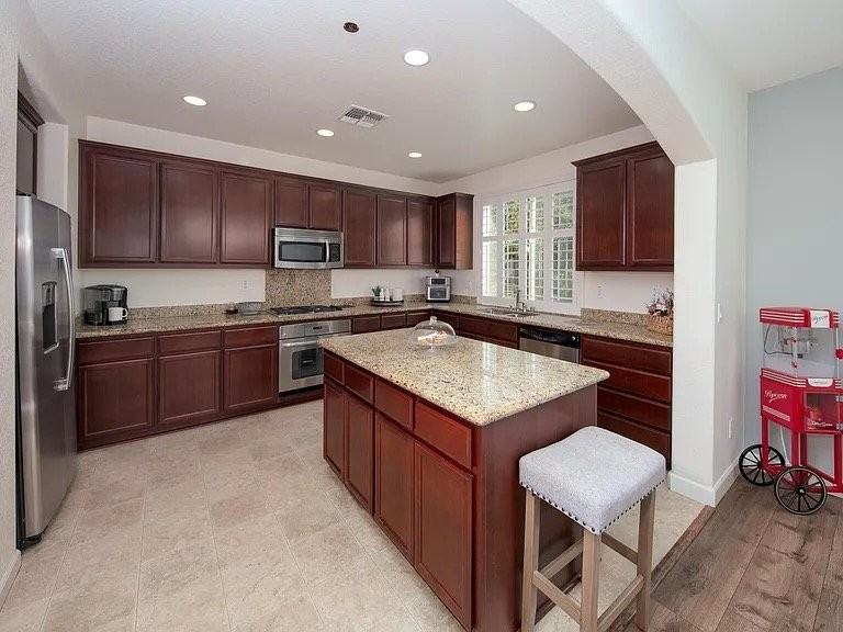 2168 Wellington Dr - Photo 3 of 17