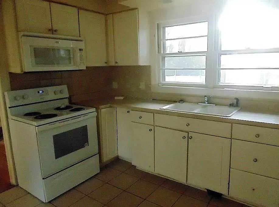 810 S Commerce St - Photo 7 of 17