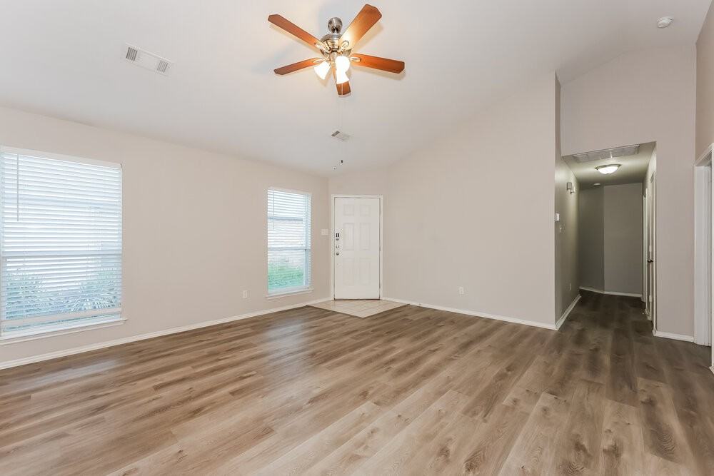 1108 Boxwood Dr - Photo 4 of 16