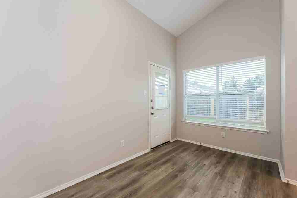 1108 Boxwood Dr - Photo 5 of 16