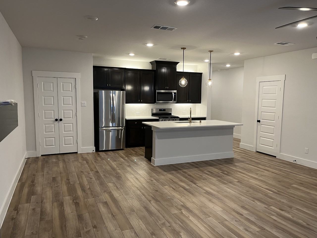 612 Laurel Ln #612 - Photo 2 of 8