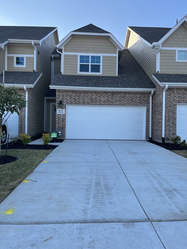 612 Laurel Ln #612 - Photo 3 of 8