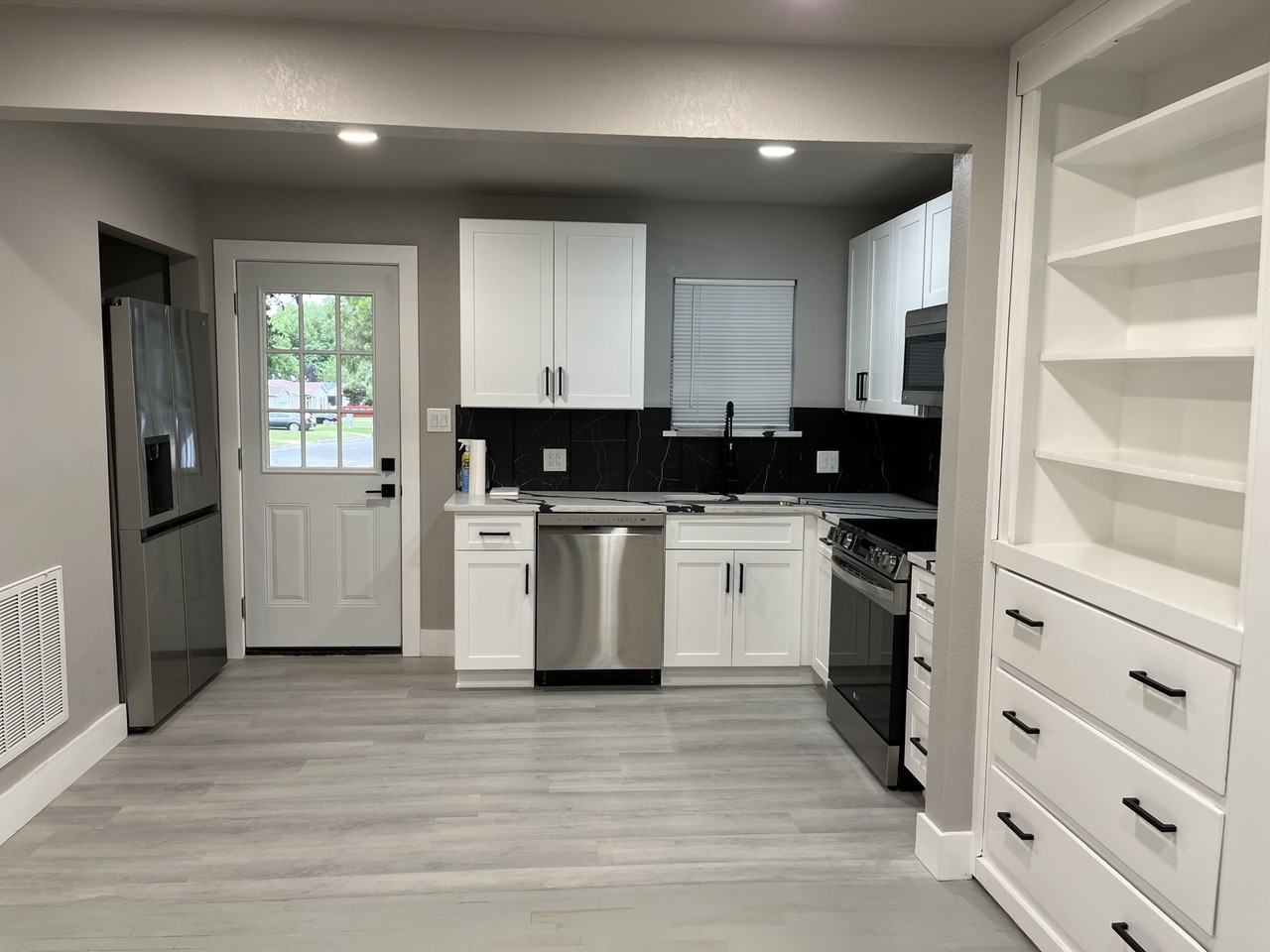 2925 N Travis St #NA - Photo 6 of 8