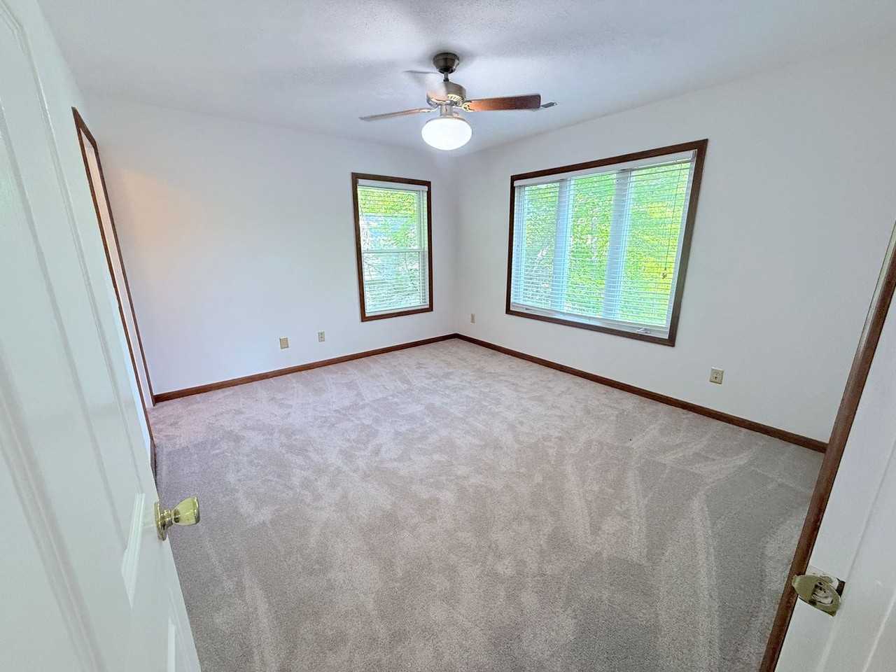 504 Mt Pleasant Dr - Photo 3 of 28