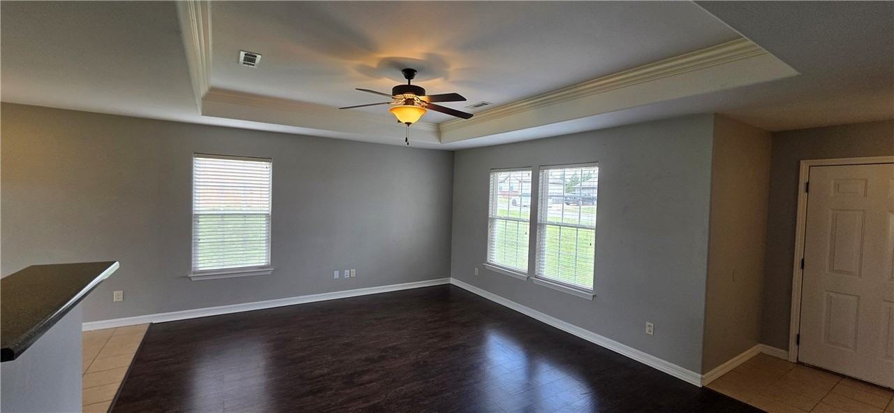 1441 Colonel Hawthorne Dr - Photo 3 of 7