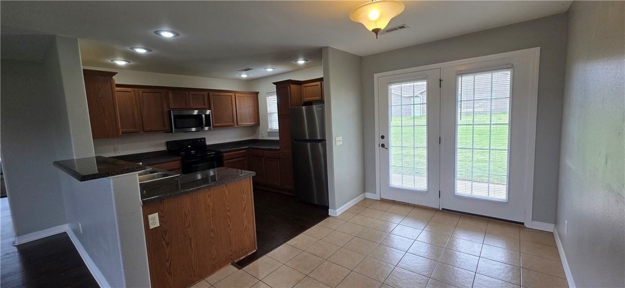 1441 Colonel Hawthorne Dr - Photo 4 of 7