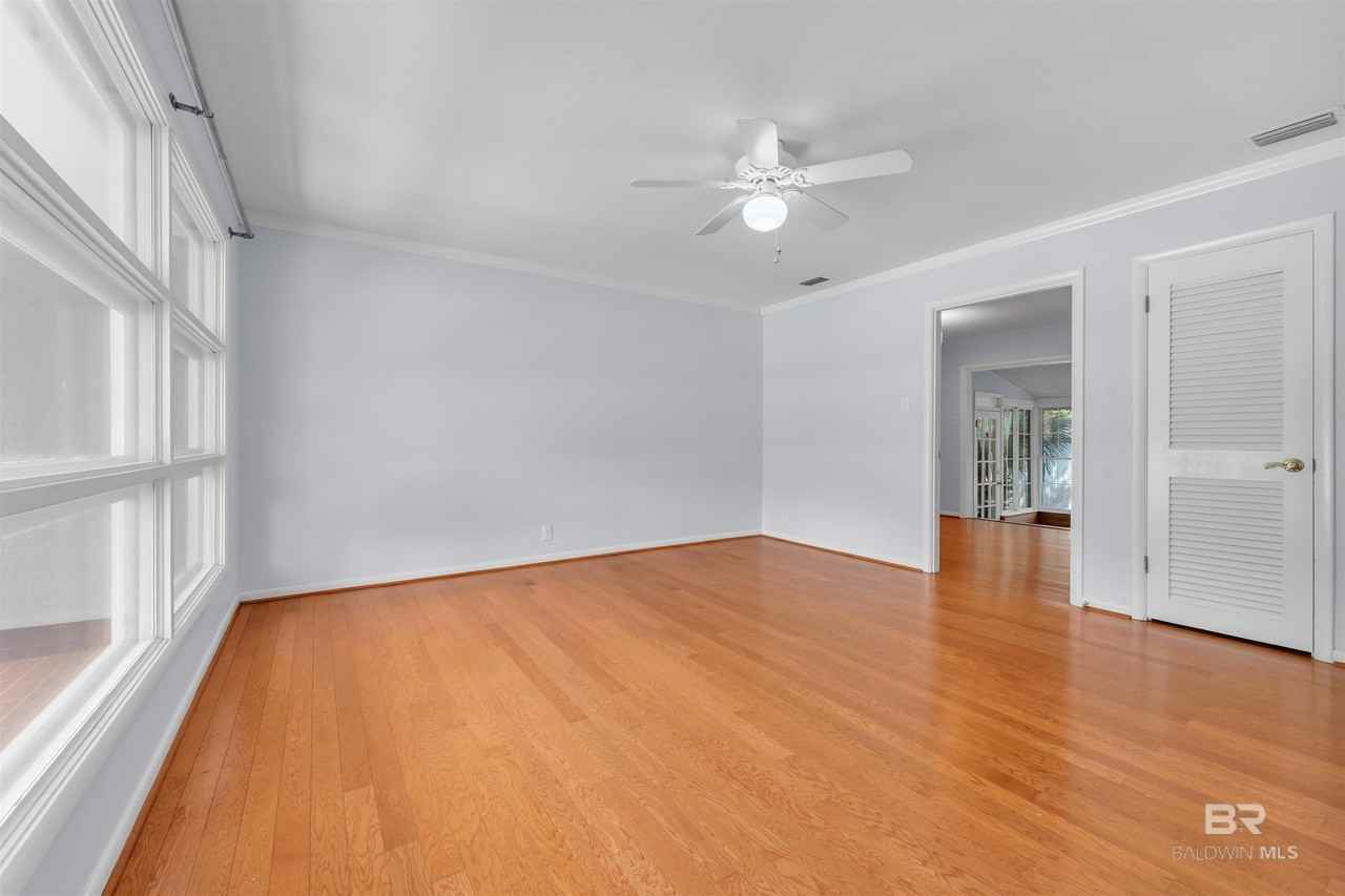 252 S Bayview St - Photo 4 of 19