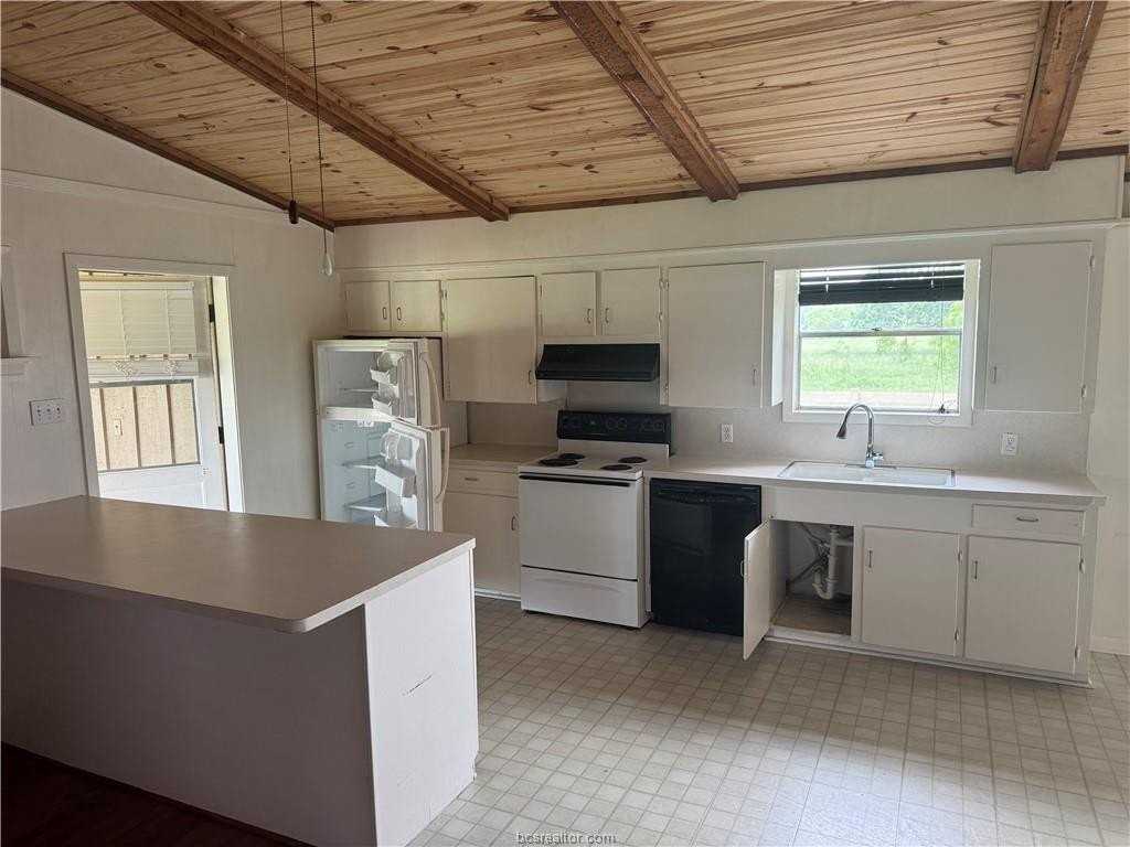 1063 Bowman Ln - Photo 3 of 20