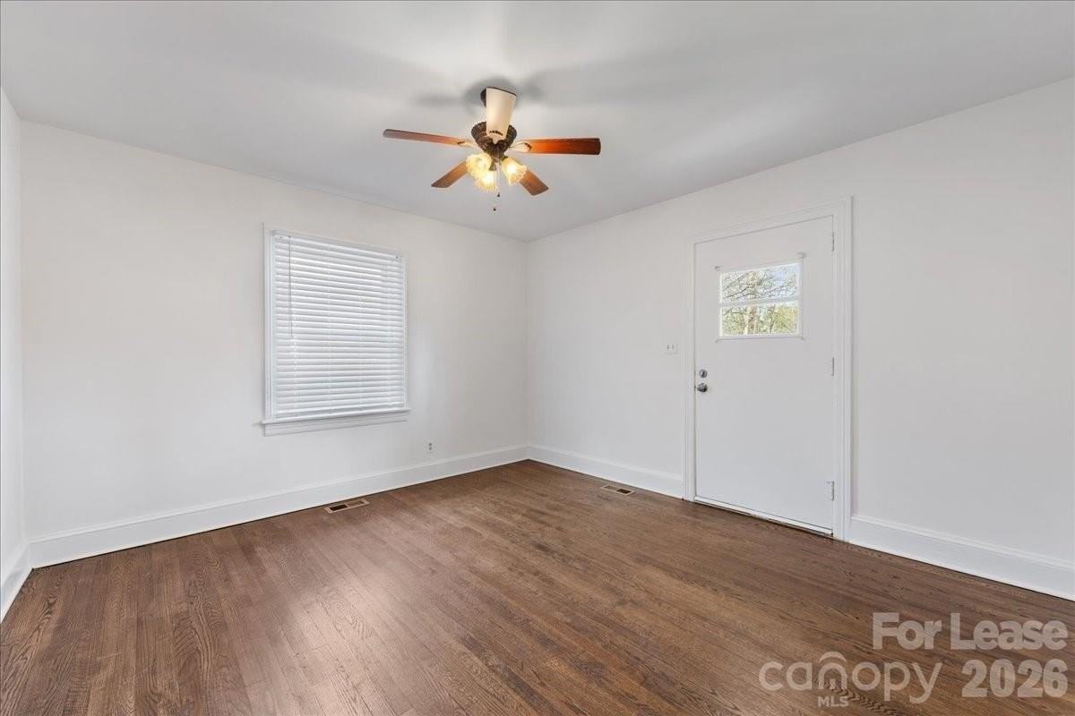 5711 Oak Dr - Photo 5 of 22