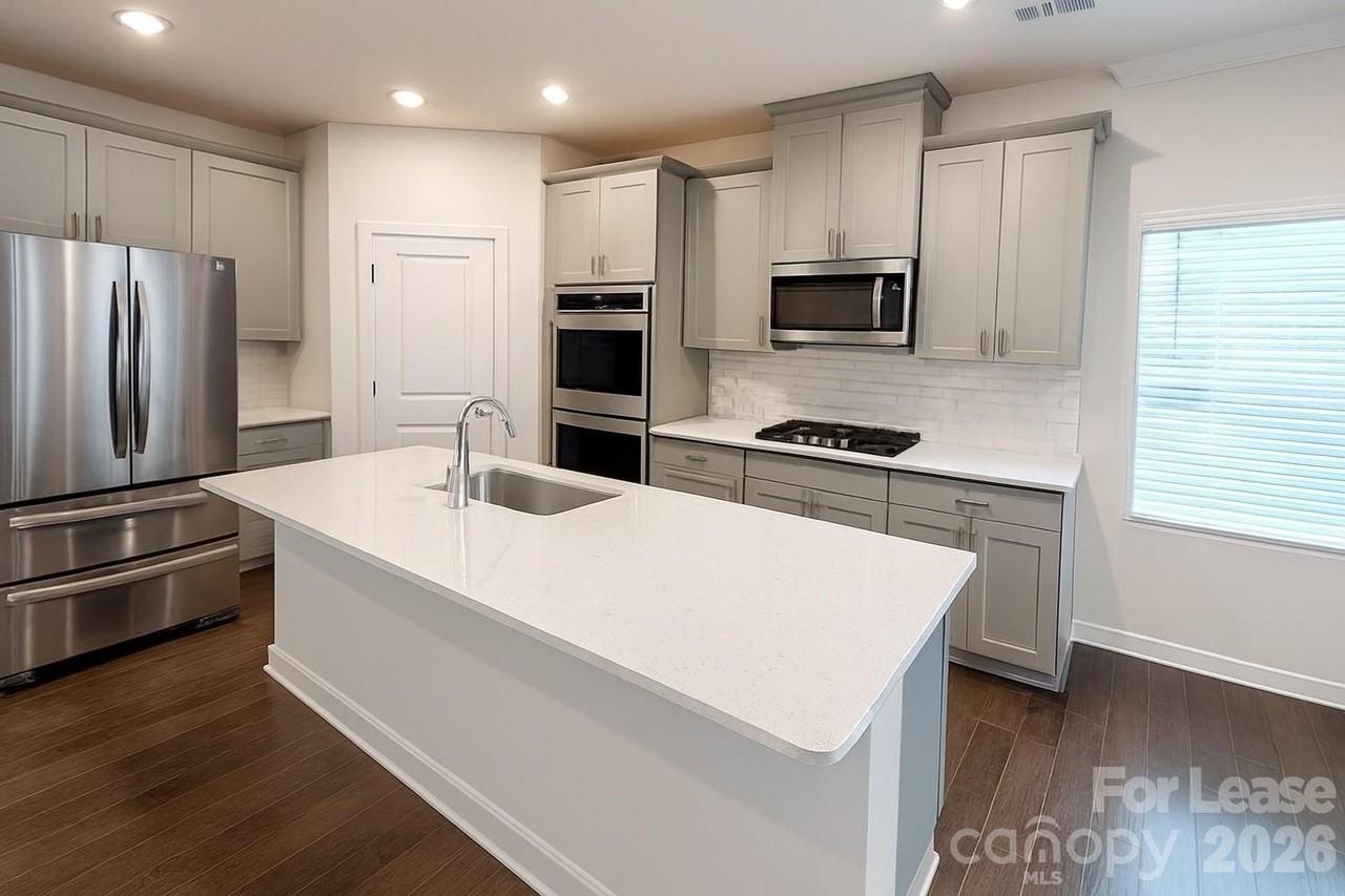 826 Windage Way - Photo 4 of 32