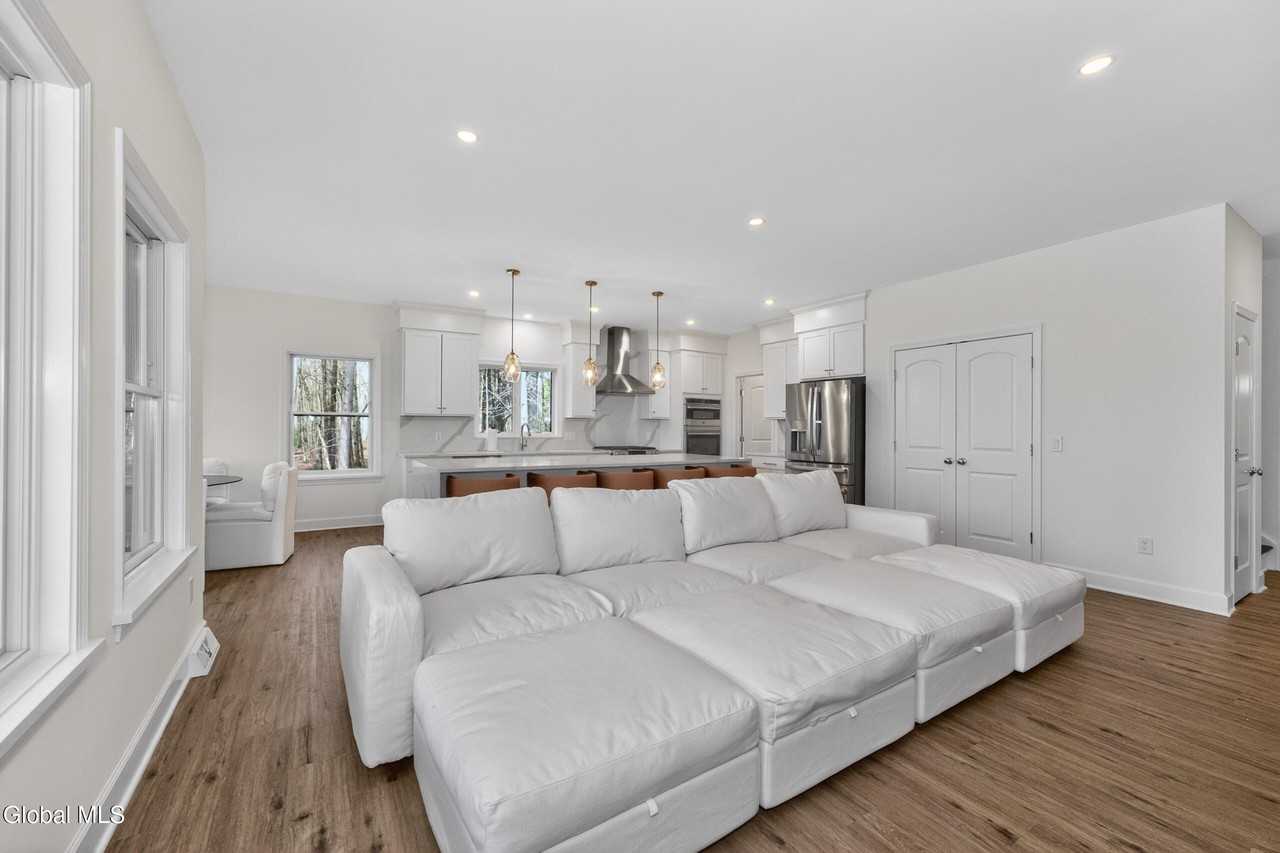 622 Acland Blvd - Photo 6 of 50