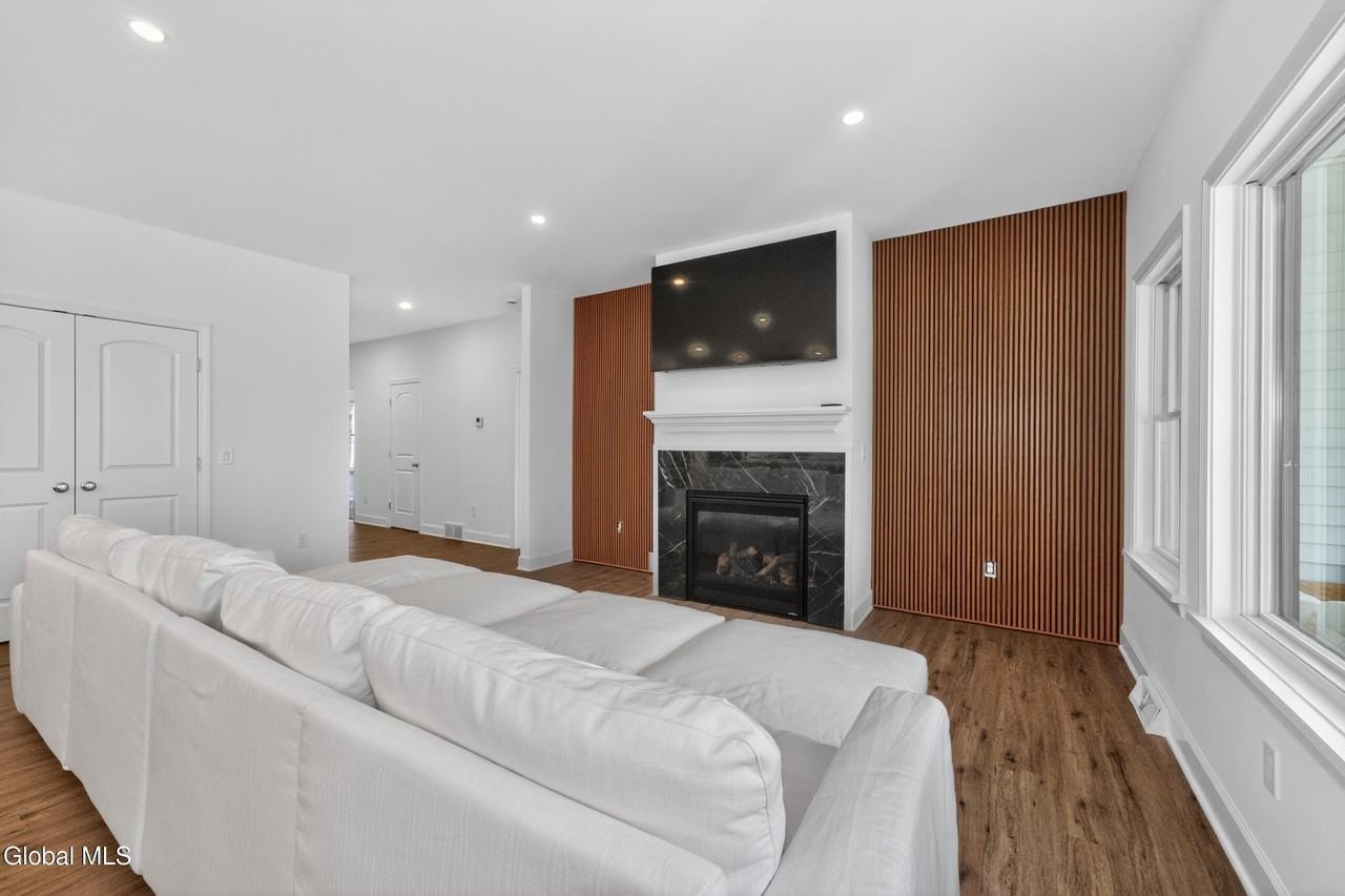 622 Acland Blvd - Photo 7 of 50