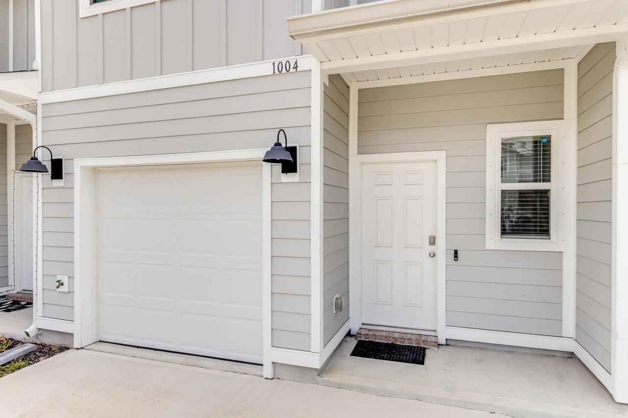 1004 Mclaren Cir - Photo 3 of 33