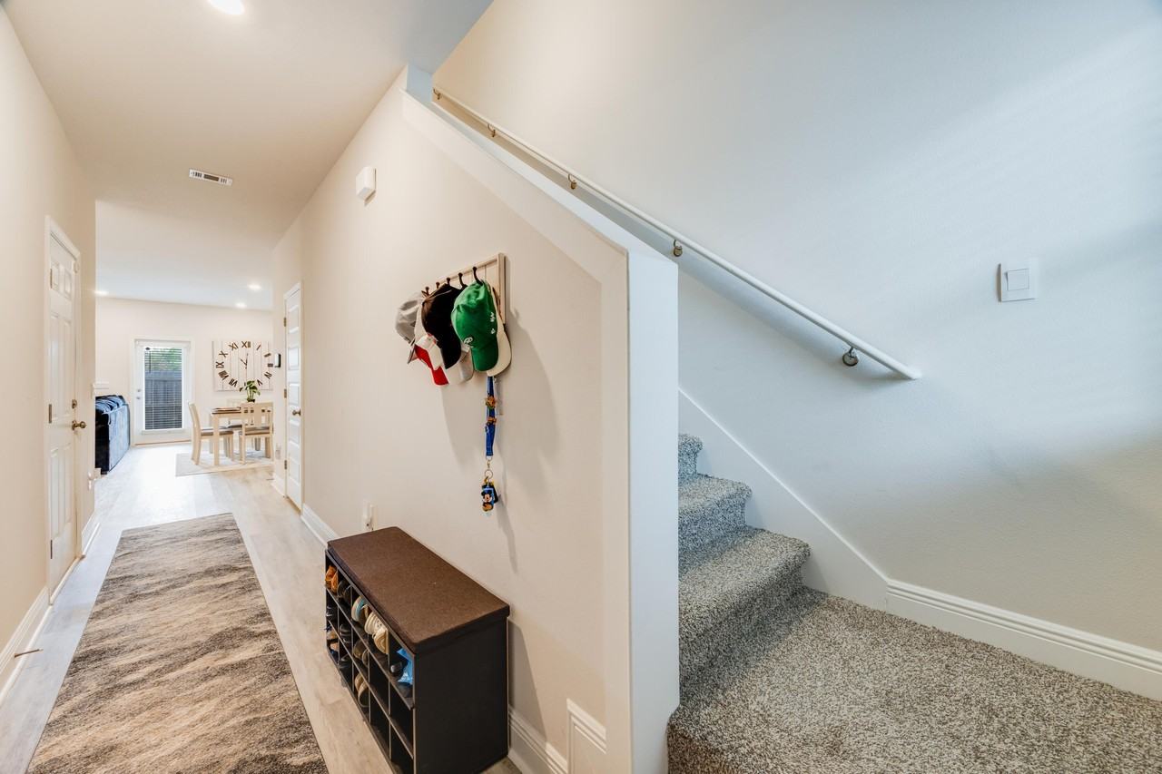 1004 Mclaren Cir - Photo 5 of 33