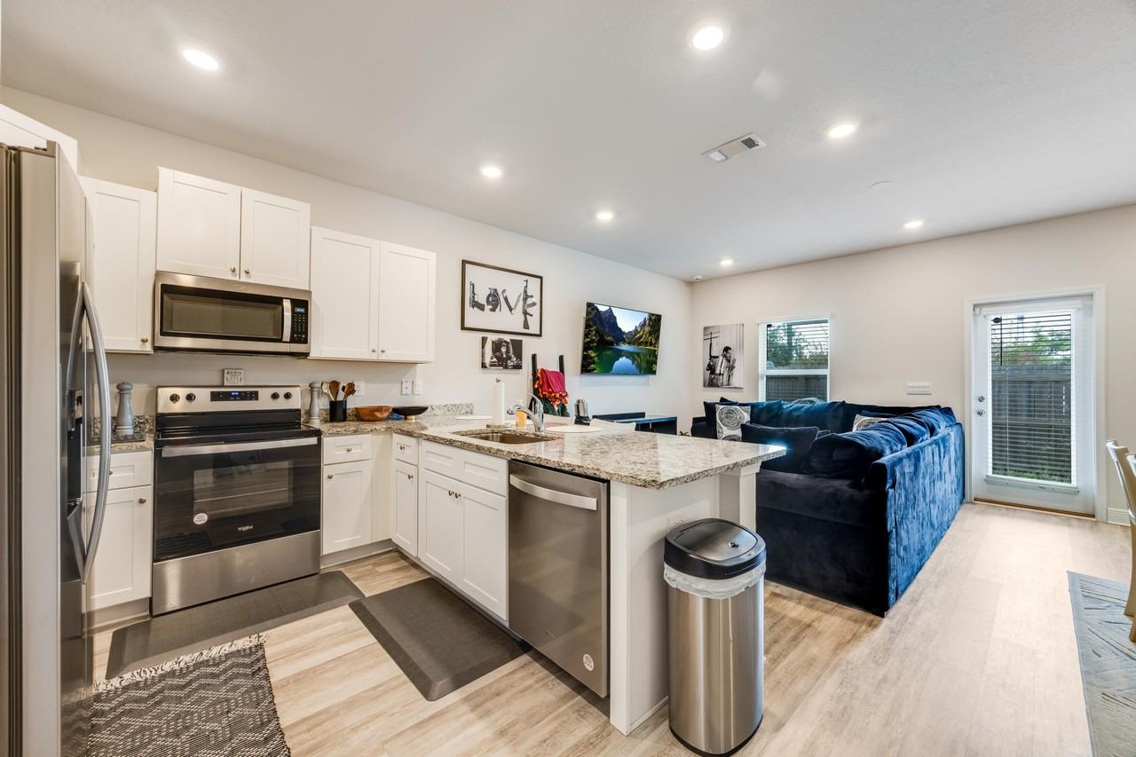 1004 Mclaren Cir - Photo 6 of 33