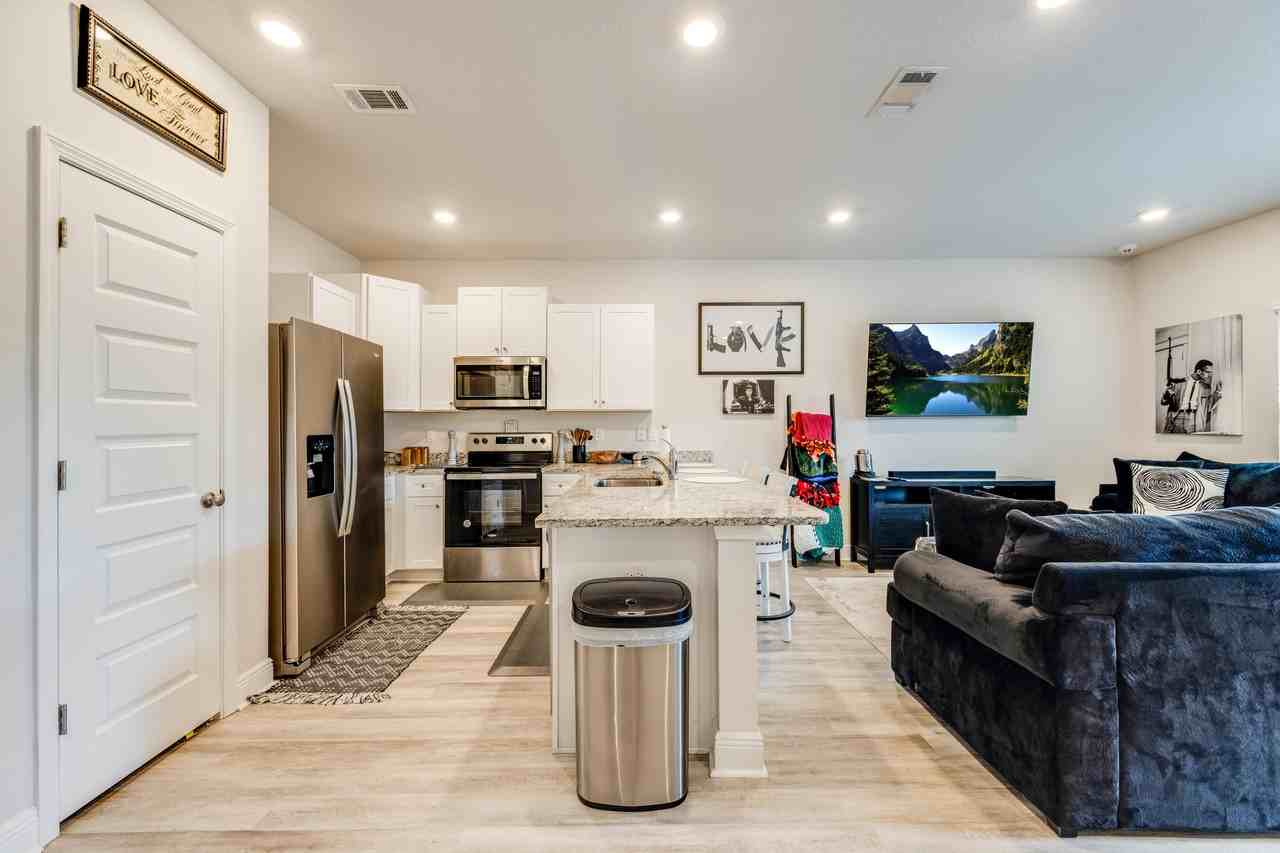 1004 Mclaren Cir - Photo 7 of 33