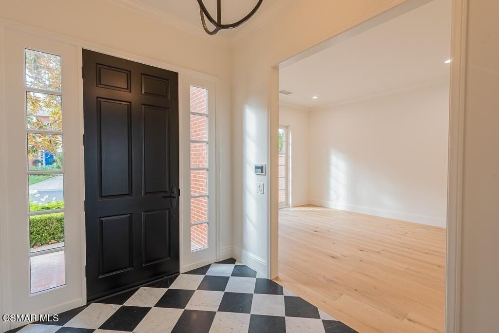 2390 Crombie Ct - Photo 4 of 50