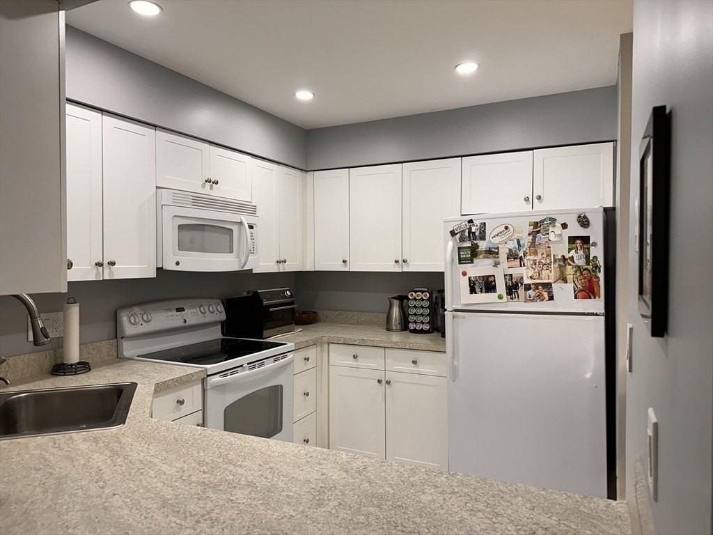 100 Rosemary Way - Photo 4 of 17