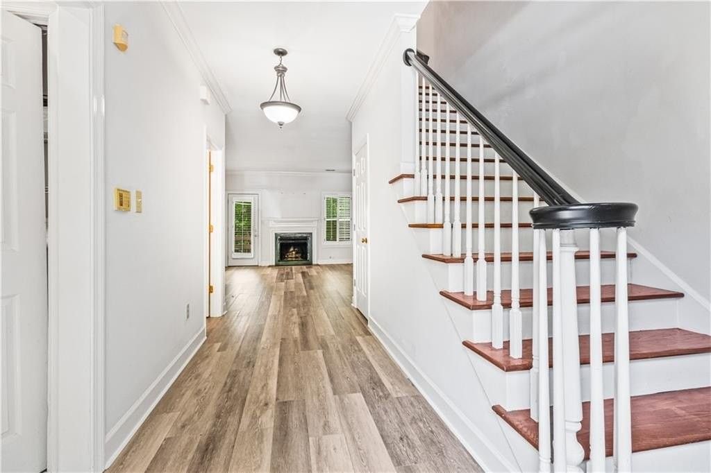 1160 Windsor Pkwy #8 - Photo 3 of 30