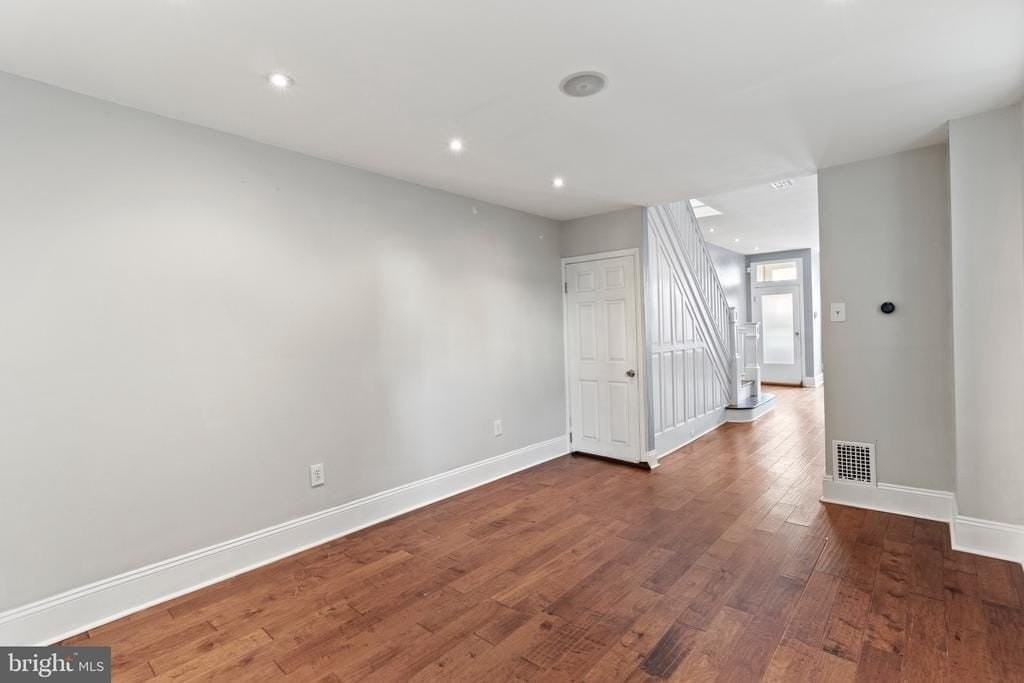 2443 E Cumberland St - Photo 5 of 19