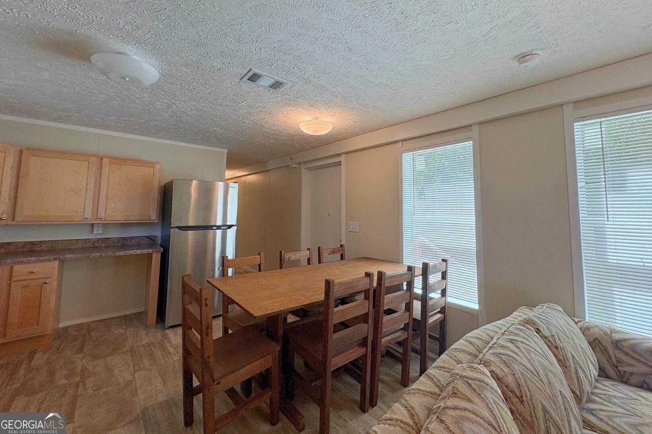 203 Sloan St - Photo 5 of 11