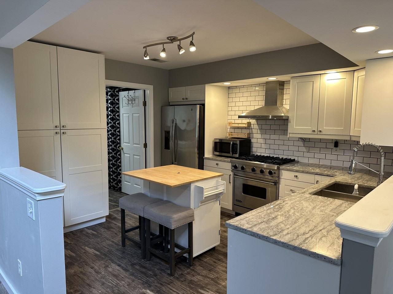 212 Holly Ln - Photo 4 of 33