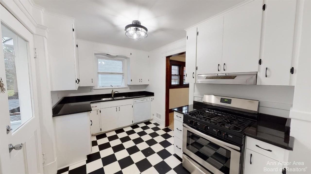 1705 Jackson Ave - Photo 4 of 33