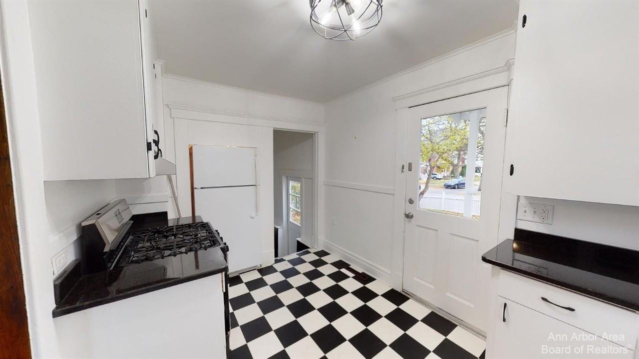 1705 Jackson Ave - Photo 5 of 33