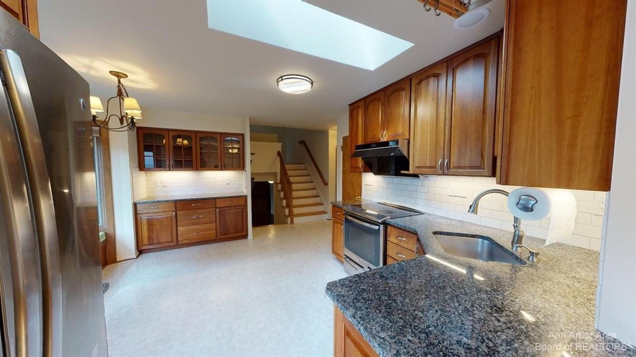 2235 Prairie St - Photo 2 of 34