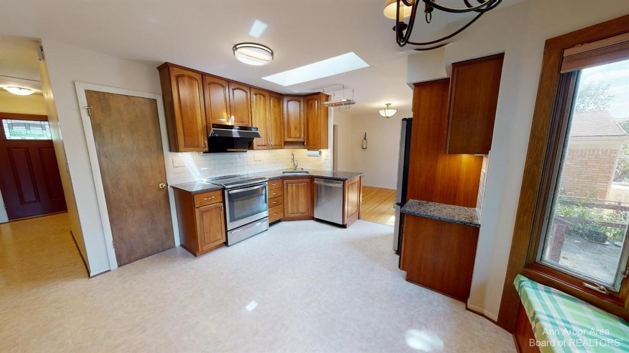 2235 Prairie St - Photo 3 of 34