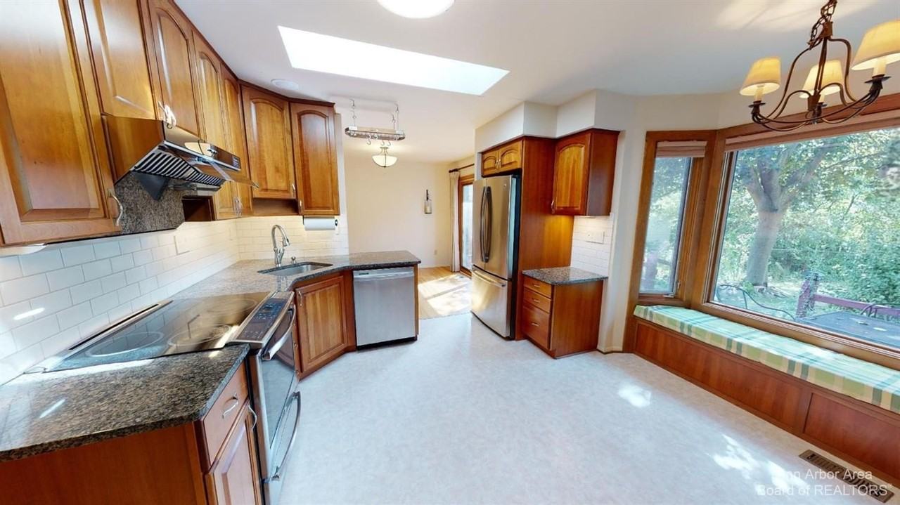 2235 Prairie St - Photo 4 of 34