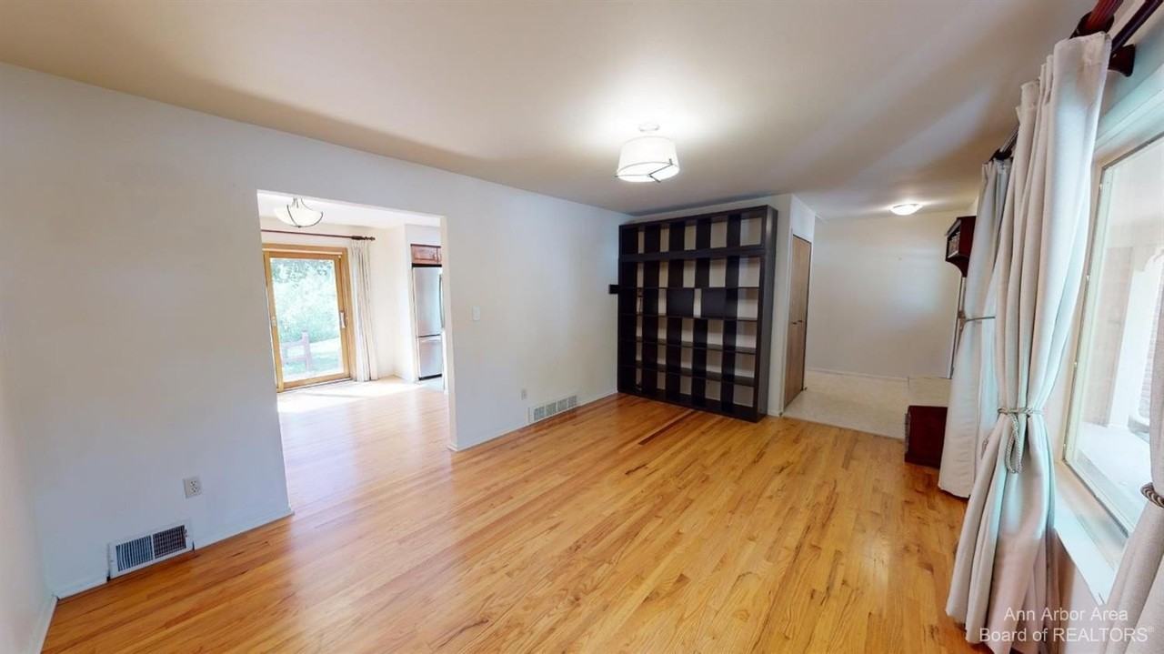 2235 Prairie St - Photo 6 of 34