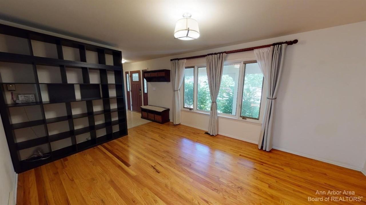 2235 Prairie St - Photo 7 of 34