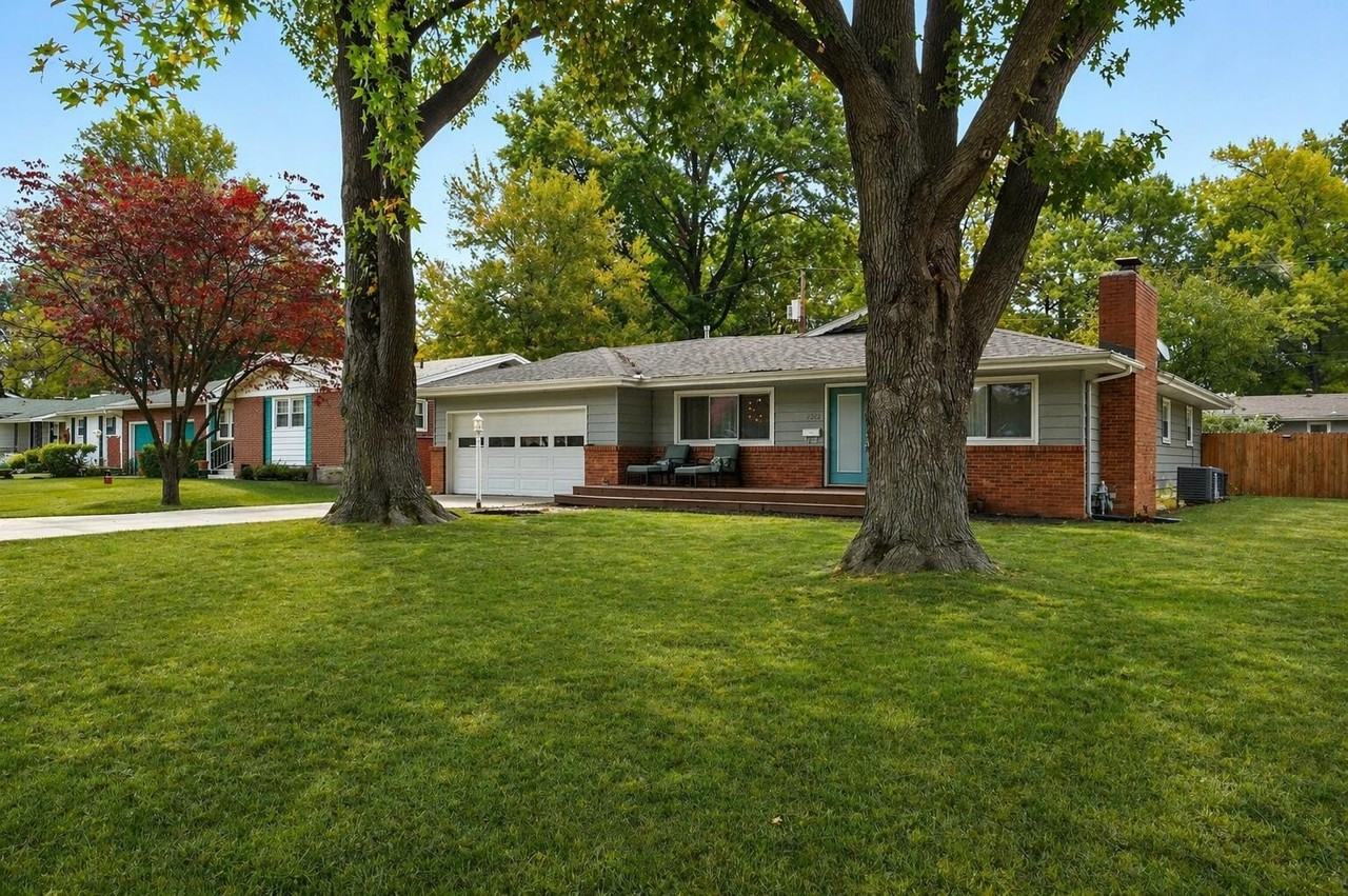 2422 S Kickapoo Ave - Photo 2 of 35